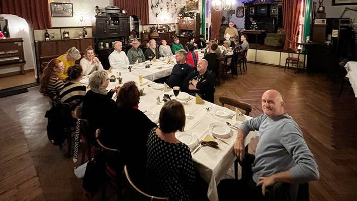 alle Teilnehmer:innen am Tisch