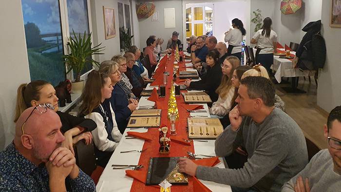 Gäste am Tisch im Gespräch
