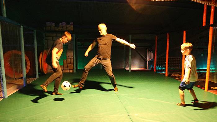 3 Fussballspieler in Aktion