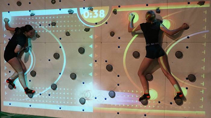 2 Personen an der Kletterwand