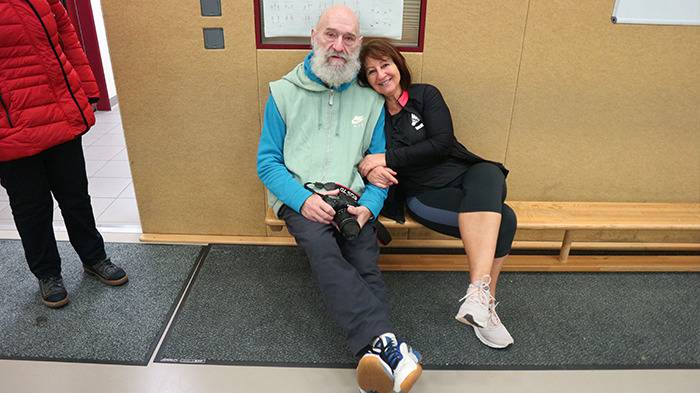 unser Fotograf Gerhard mit Silvia auf der Bank