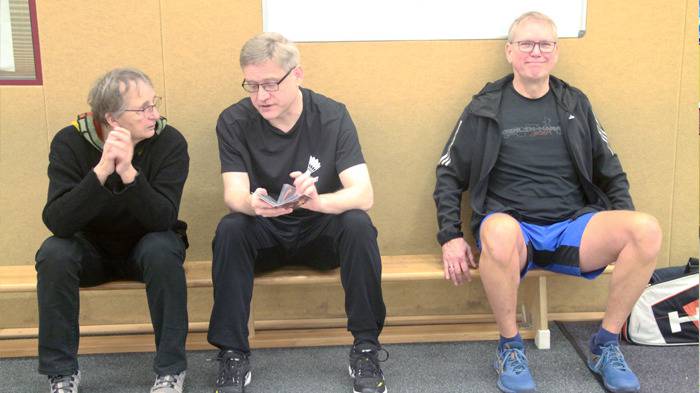 Inge und Ronny besprachen die Lage und Ronald ruhte sich verdient aus
