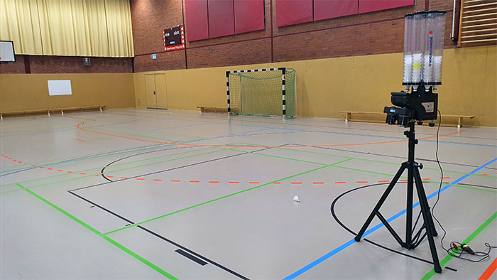 Inge hat sich um unsere neue Ballmaschine gekümmert. Dank ihr brauchen die Plastikbälle beim Training nun nicht mehr händisch zugeworfen werden.