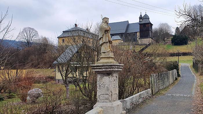 Kryštofovo Údolí Statur und Kirche