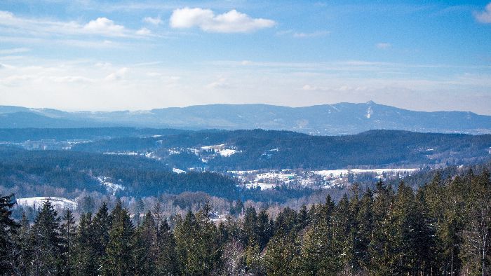 Severák Aussichtsturm: ganz hinten rechts der Jeschken