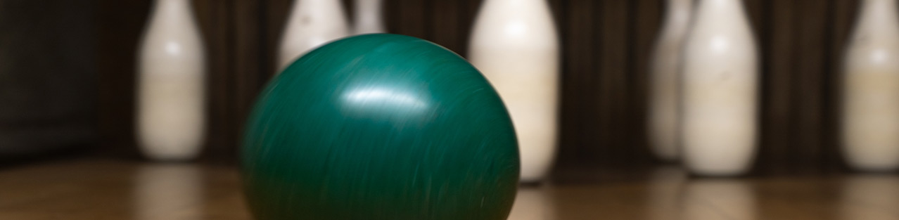 Kegeln Kugel und Pins