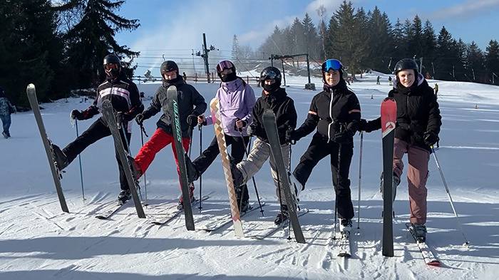 School Park: Tim, Jonah, Clara, Hannah, Romy und Elsa-Marie ein Skier angestellt