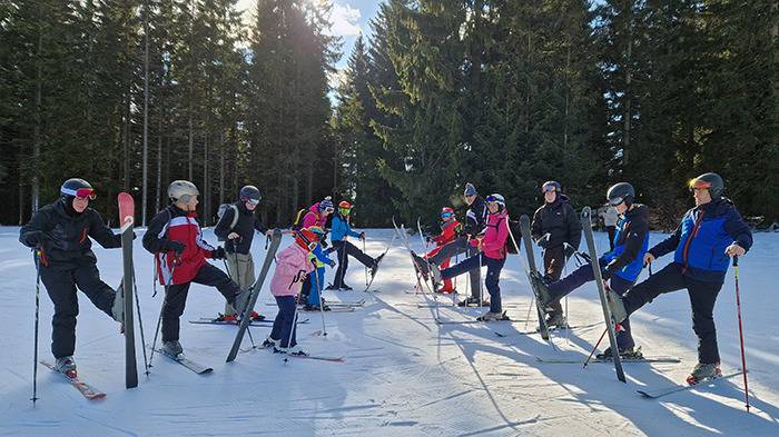 School Park: Teil der Gruppe ein Skier hochgestellt