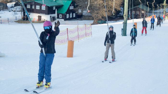School Park: Greta, Daniel,  Mats und Jonah im Skilift