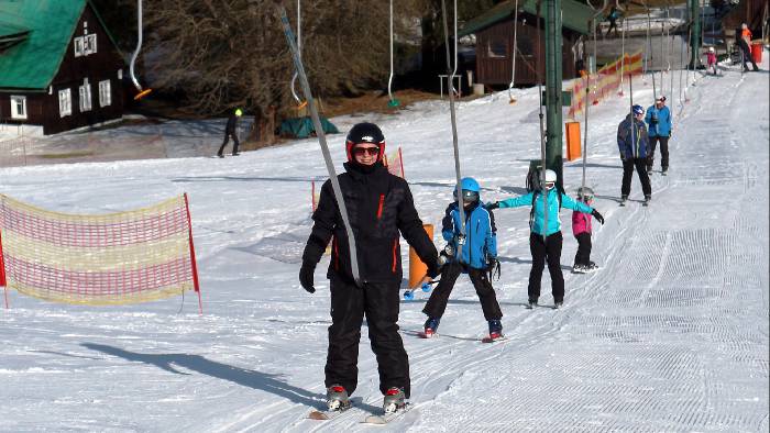 School Park: Marina, Delian und Mandy im Lift