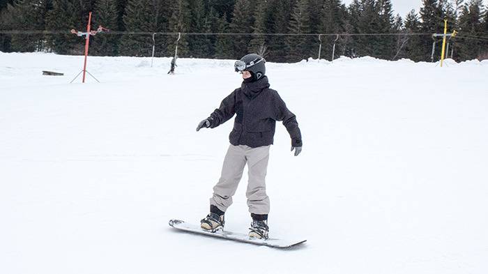 School Park: Hannah auf dem Snowboard
