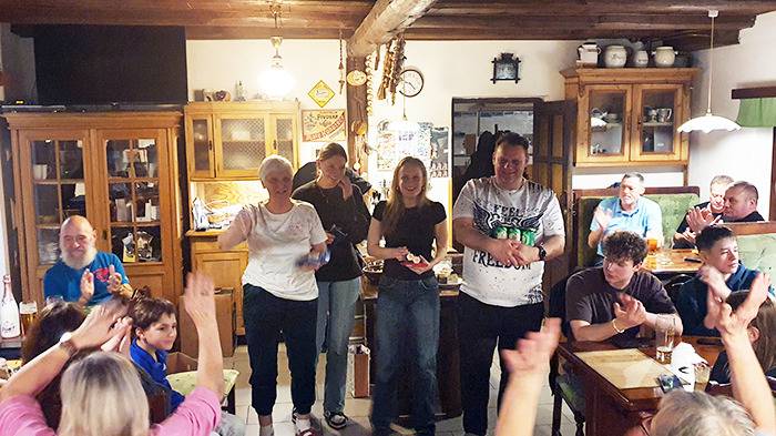 Siegerehrung Kartenabend, Rommé: Christel, Hannah und Jan