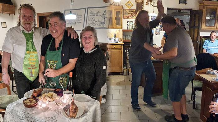 Olaf bekam ein besonderes Abendessen zu seinem Geburtstag und tanzte mit Georg