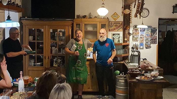 als Dankeschön übergab Gerhard Geschenke, hier an Georg