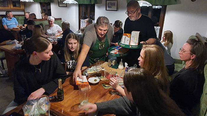 Georg und Bonni wiederum bedanken sich bei uns allen für den Besuch und verteilten kleine Präsente