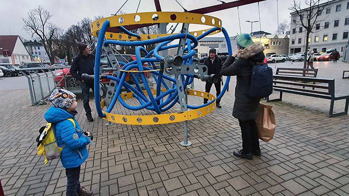 Liberec vor iQlandia Peter und Karl-Heinz kommunizierten über diese Skulptur, Christiane und Erik schauten zu