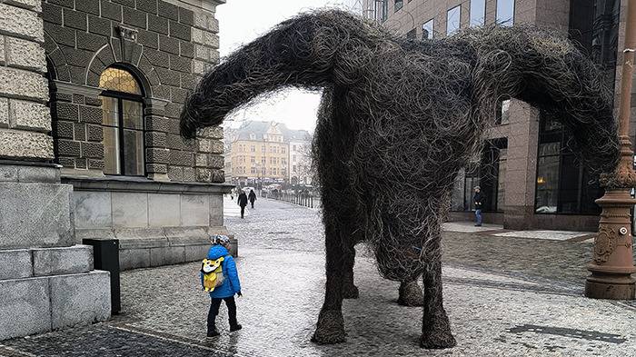 Liberec Rathaus: Erik unter der Skulptur Vulpes Gott (lateinische Bezeichnung für den gemeinen Fuchs) von František Skála