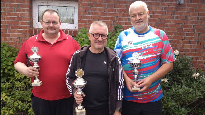 Die 3 Bestplatzierten Kegler: 1. Platz Frank Schuhmacher, 2. Platz Marcus Wolf 3. Platz Michael Wundrack mit Ihren Pokalen.