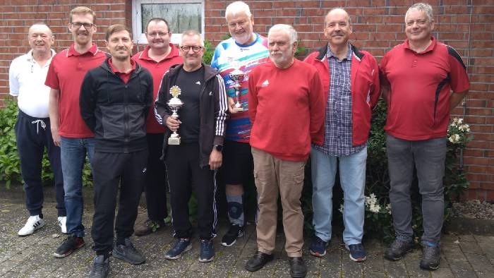 Gruppenfoto der 9 Teilnehmer am letzen Wettkampftag in Glövzin