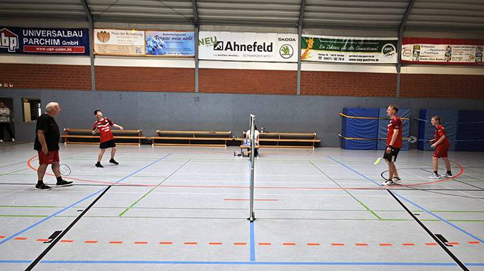 vier Spieler auf dem Spielfeld