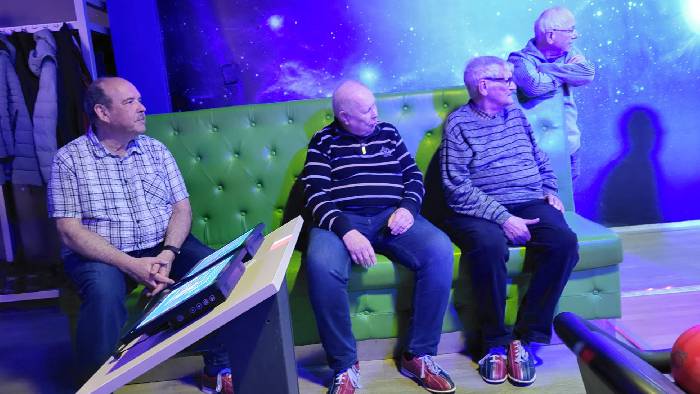 Die Kegler beobachten den Wettkampfverlauf