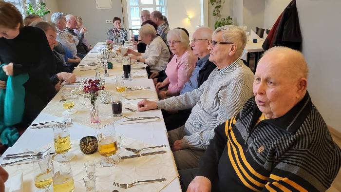 Aktive und passive Sportfreunde mit den Partnern an der gedeckten Tafel in der Gaststätte 1. Bild