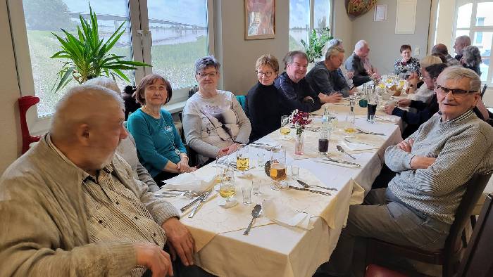 Aktive und passive Sportfreunde mit den Partnern an der gedeckten Tafel in der Gaststätte 2. Bild