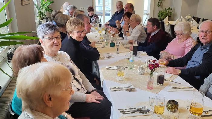 Aktive und passive Sportfreunde mit den Partnern an der gedeckten Tafel in der Gaststätte 3. Bild