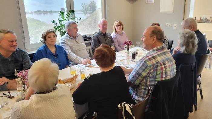 Aktive und passive Sportfreunde mit den Partnern an der gedeckten Tafel in der Gaststätte 4. Bild