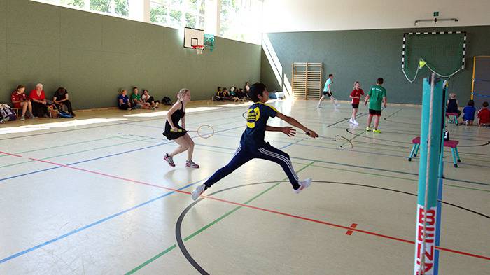 Mitspielerin und Mitspieler am Netz