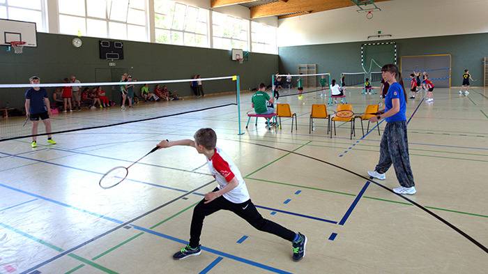 Spielerinnen und Spieler auf dem Feld