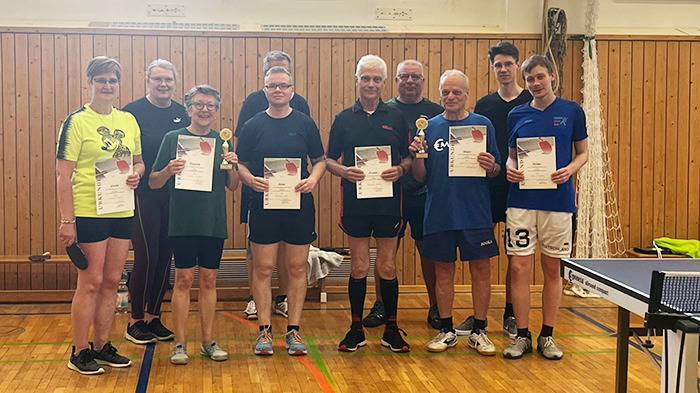 Alljährliches Saison Abschlussturnier Tischtennis Erwachesene. 4 Damen und 6 Herren in der Sporthalle mit Urkunden und Pokal.