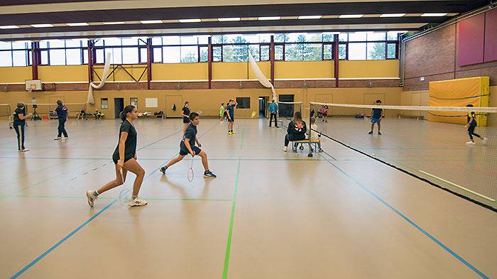 Spieler:innen auf dem Feld in Aktion 1