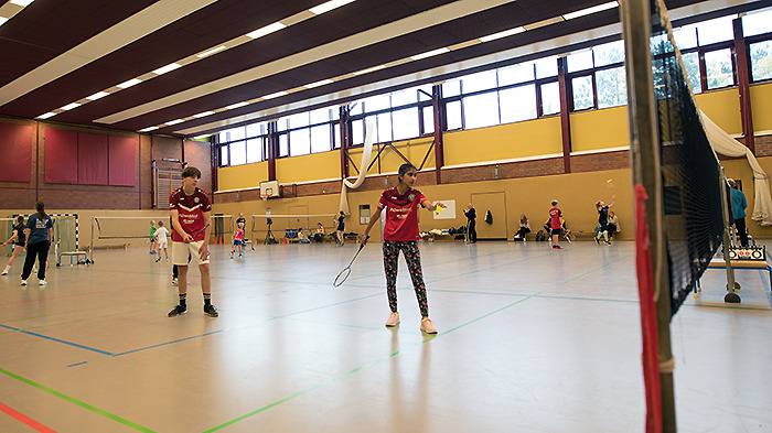 Spieler:innen auf dem Feld in Aktion 6