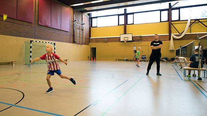 Spieler:innen auf dem Feld in Aktion 7