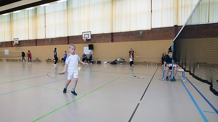 Spieler:innen auf dem Feld in Aktion 8