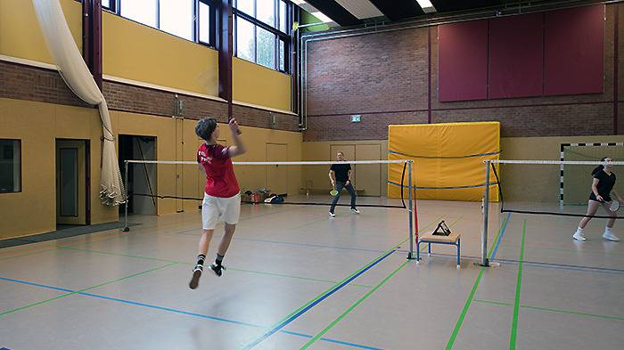 Spieler:innen auf dem Feld in Aktion 9