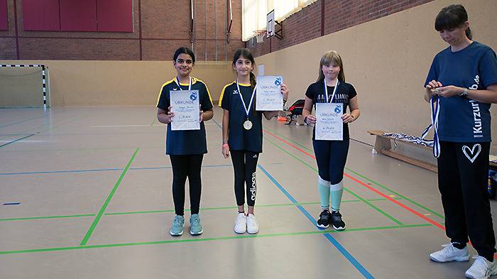 Siegerehrung Mädchen Einzel u11 1. Setya 2. Stanaya 3. Maron