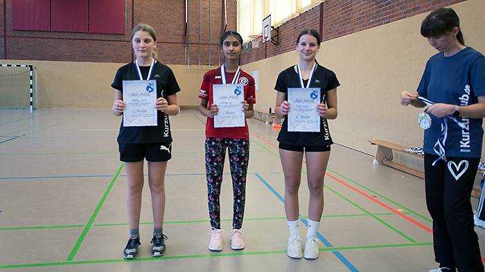 Siegerehrung Mädchen Einzel u13 1. Kirandeep 2. Cassidy 3. Paula