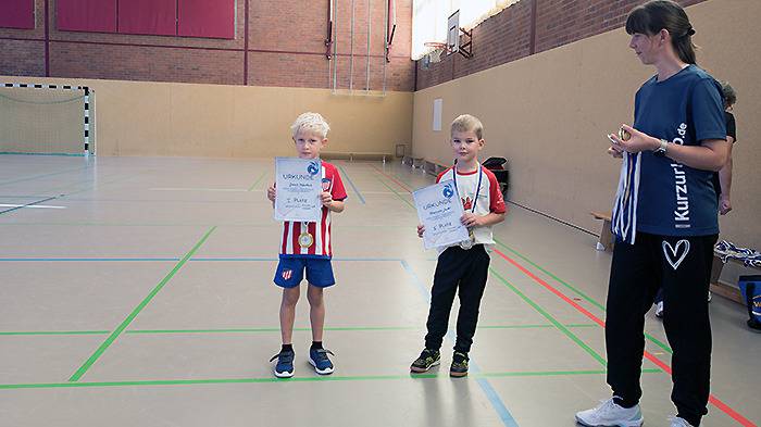 Siegerehrung Jungen Einzel u7 1. Jonah 2. Alexander