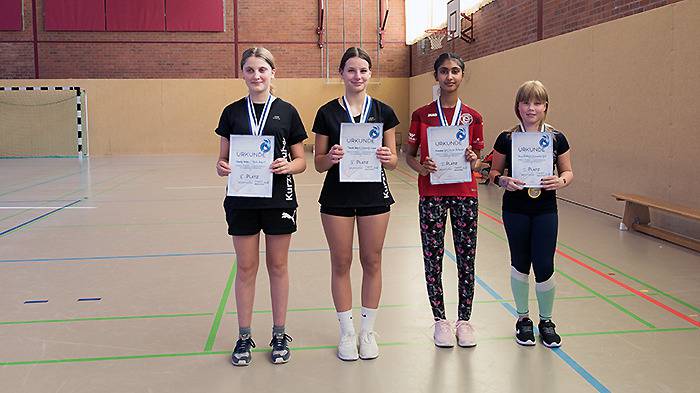 Siegerehrung Mädchen Doppel u13 1. Kirandeep/Maron 2. Paula/Cassidy