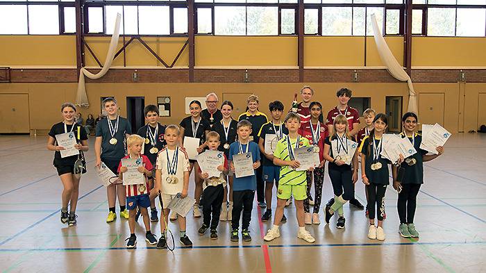 Abschlussfoto alle Teilnehmer:innen mit Trainer:in Christina, Hein und Florian