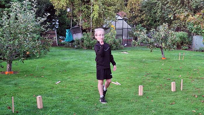 beim Kubb spielen 2