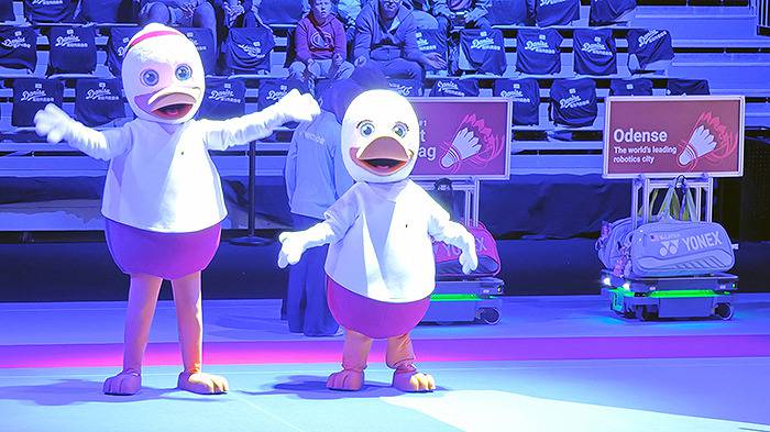 VICTOR Denmark Open 2025 Maskottchen (2 Enten) und Roboter die die Spielertaschen rein fahren