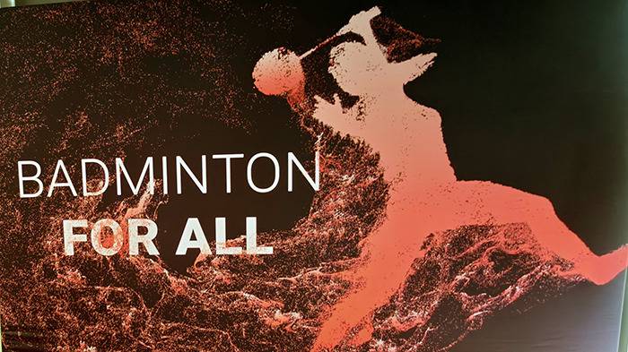 Banner mit Schrift Badminton for all und roter Spielerfigur
