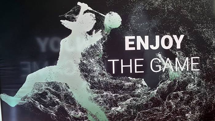 Banner mit Schrift enjoy the game und weißer Spielerfigur