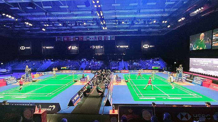 die beiden Hallen-Courts von der Tribüne aus gesehen mit Spielern