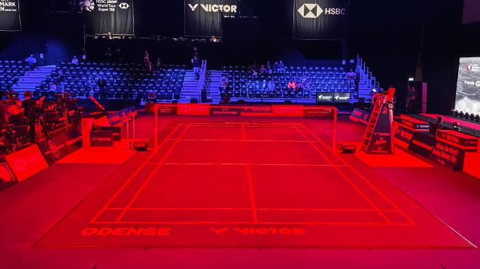 leerer Court während der Pause in Rot ausgeleuchtet