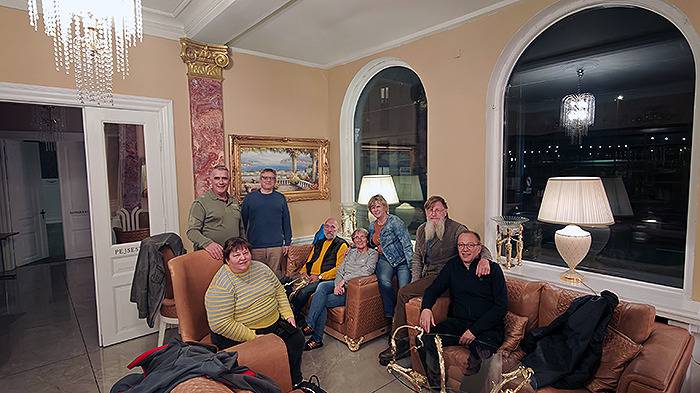 wir zusammen im Milling-Hotel-Empfangsbereich, 8 Personen stehend oder sitzend