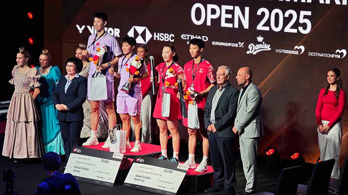 Siegerehrung Mixed-Doppel: 1. FENG Yan Zhe / HUANG Dong Ping und 2. JIANG Zhen Bang / WEI Ya Xin